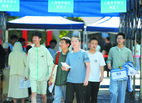 6月12日下午,在山师附中考点,考生看完考场后有序走出考点 本专题摄影 记者 赵天羿